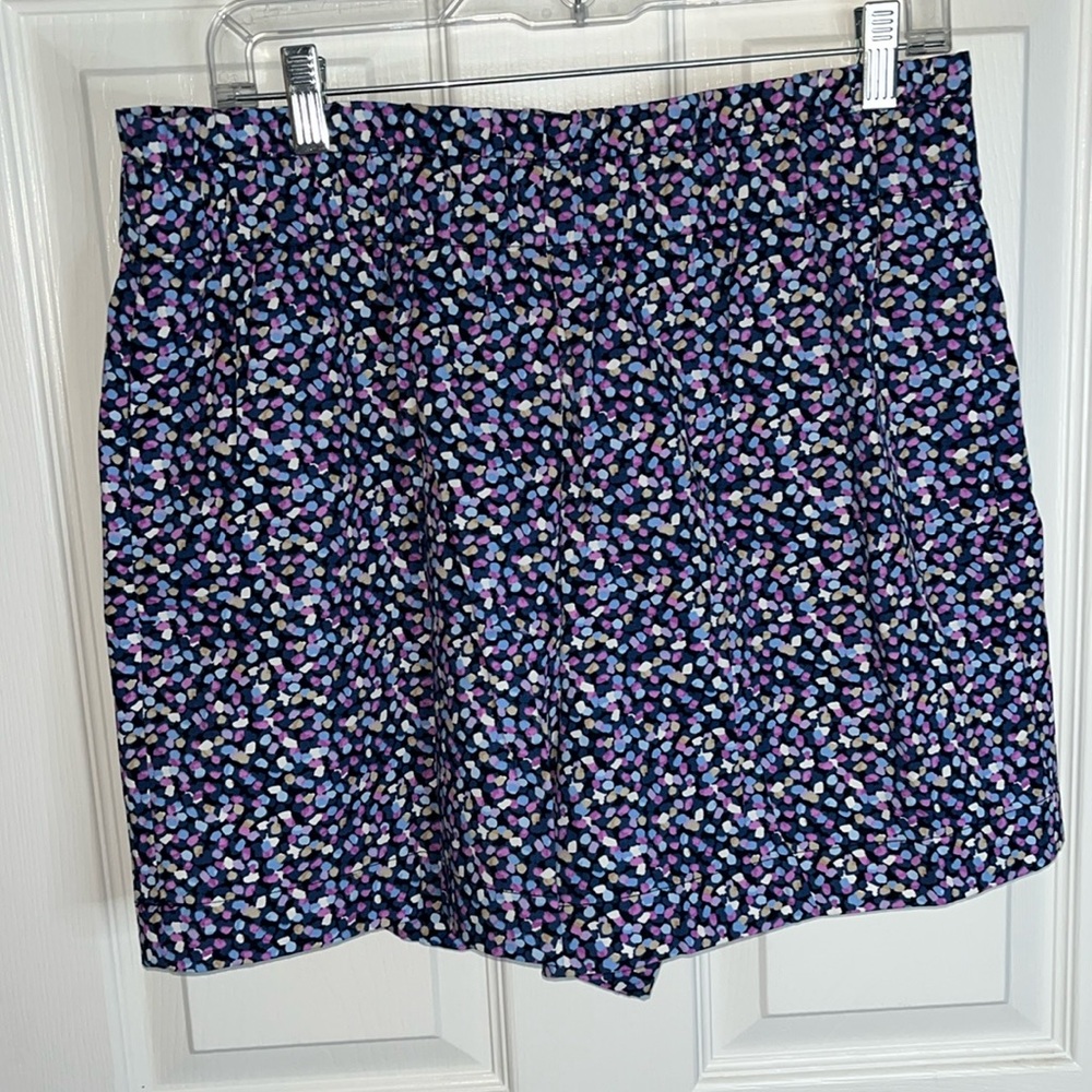 And Taylor, the Poland, short, high-rise front and back pockets, elastic waste